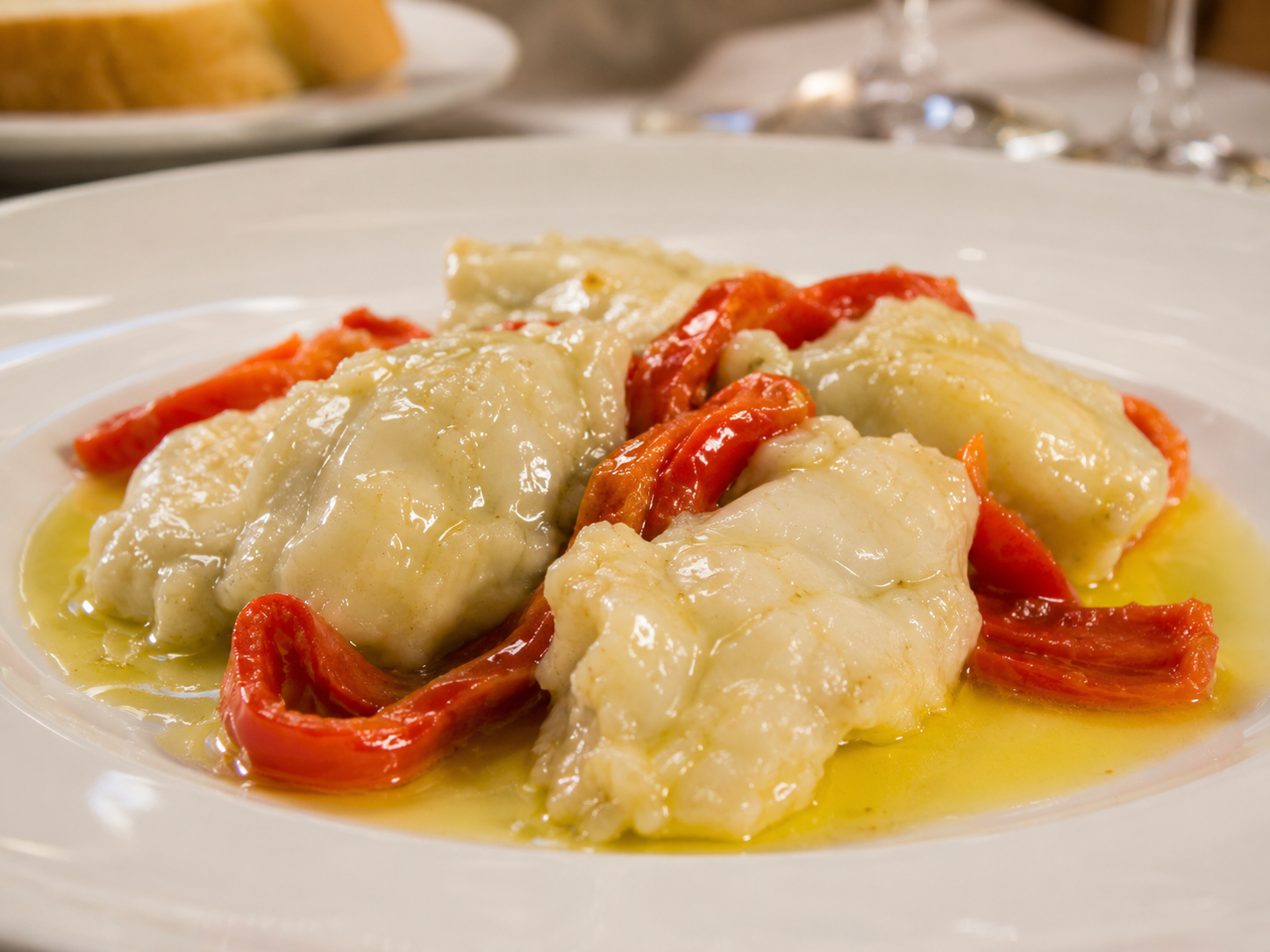Kokotxas de bacalao al pil-pil con morrones